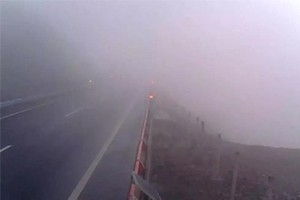 冬日駕車出行遇到團(tuán)霧怎么辦？學(xué)會(huì)這7招或許能保命！