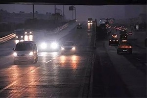 夜間開車?yán)纤緳C(jī)都懂：走灰不走白，見黑停下來(lái)！