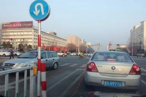 車主請(qǐng)注意！路口不要這樣轉(zhuǎn)彎，一旦被發(fā)現(xiàn)，扣8分罰500元